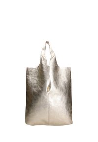 Borsa a tote in argento metallico realizzata in pelle texturizzata, con un design minimalista, due manici curvi e senza hardware visibile.