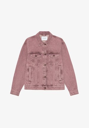 Rozā džinsa jaka ar pogu aizdari, divām krūšu kabatām, sānu kabatām un garām piedurknēm. Nolietots tekstūra un nedaudz izbalējis dizains.