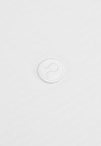 Tela blanca con una sutil textura diagonal presenta un logotipo circular bordado en el centro, mostrando un diseño suave y elevado.