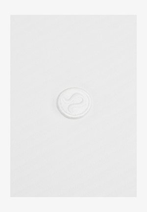 Biely textil s jemnou diagonálnou štruktúrou obsahuje v strede vyšívané kruhové logo, ktoré zobrazuje hladký a vystúpený dizajn.