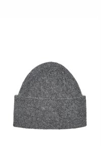 Grijze gebreide beanie met een geribbelde textuur, ronde bovenkant en omgeslagen rand. Gemaakt van zacht, warm materiaal dat geschikt is voor koud weer.