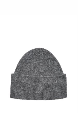 Grau gestrickte Mütze mit Rippenstruktur, abgerundetem Oberteil und umgeschlagenem Bündchen. Hergestellt aus weichem, warmem Material, das sich für kaltes Wetter eignet.