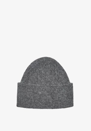 Grijze gebreide beanie met een geribbelde textuur, ronde bovenkant en omgeslagen rand. Gemaakt van zacht, warm materiaal dat geschikt is voor koud weer.