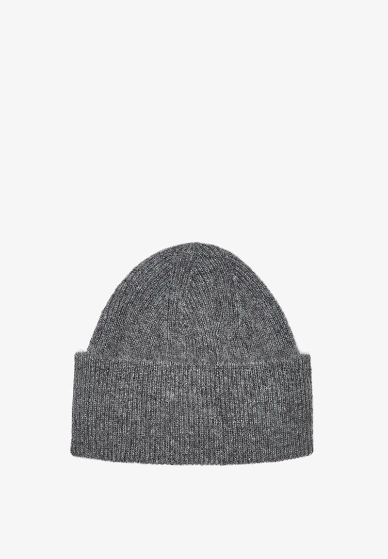 Grijze gebreide beanie met een geribbelde textuur, ronde bovenkant en omgeslagen rand. Gemaakt van zacht, warm materiaal dat geschikt is voor koud weer.