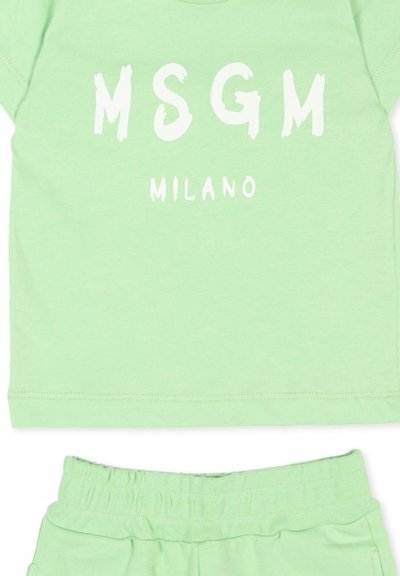 Ensemble t-shirt et short pour tout-petit de couleur vert clair avec le logo blanc "MSGM Milano" imprimé sur le devant du t-shirt.