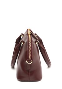 Sac à main en cuir bordeaux avec fermeture éclair, deux poignées courtes et des accents en métal doré. Forme rectangulaire robuste avec une texture lisse.