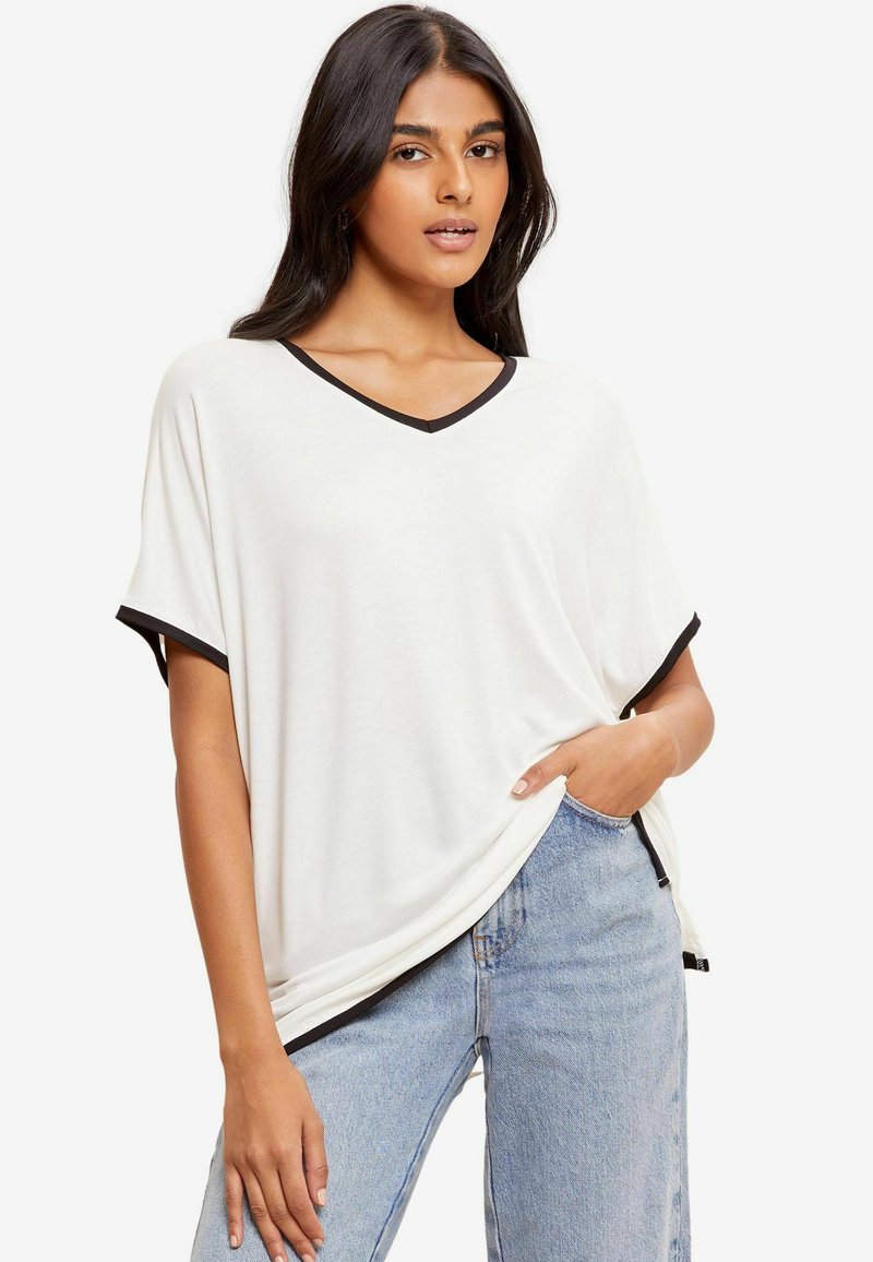 Friends Like These SHORT SLEEVE V NECK PETITE - Navadna majica - white black tipped