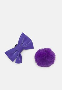 Violetiniai plaukų aksesuarai: blizgi dirbtinio odos lankelis ir pūkuota pom-pom, abu ryškiai violetiniai, demonstruojantys lygias ir tekstūruotas paviršius.