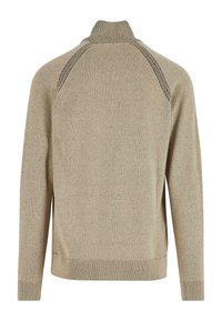 Beige gebreide trui met een hoge kraag, geribde manchetten en onderkant. Heeft een textuurpatroon en raglanmouwen. Zacht materiaal.