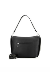 Czarna skórzana torebka o teksturowanym wykończeniu, z przednią kieszenią zapinaną na zamek błyskawiczny i odczepianym, ćwiekowanym paskiem. Akcenty w kolorze srebrnym.