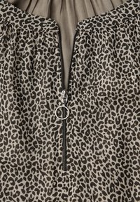 Leopardprint kjole med et grå- og sort mønster, med lynlåslukning foran og plisseret design ved halsudskæringen.