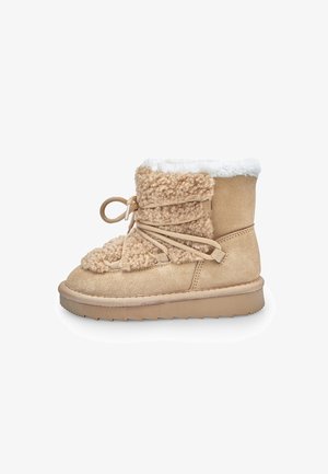 Botte d'hiver couleur fauve avec doublure en polaire, tige en laine texturée, fermeture à lacets à l'avant et semelle plate en caoutchouc, vue de côté sur fond blanc.