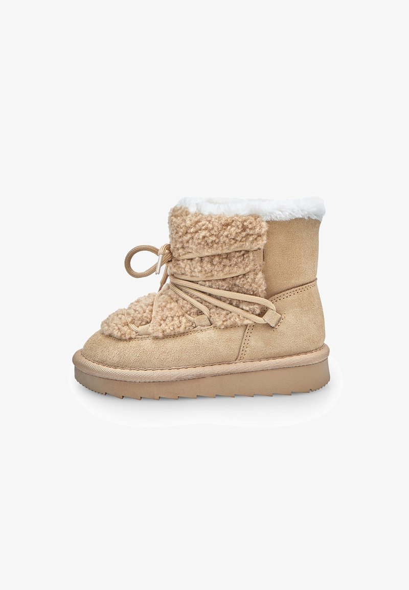 Botte d'hiver couleur fauve avec doublure en polaire, tige en laine texturée, fermeture à lacets à l'avant et semelle plate en caoutchouc, vue de côté sur fond blanc.