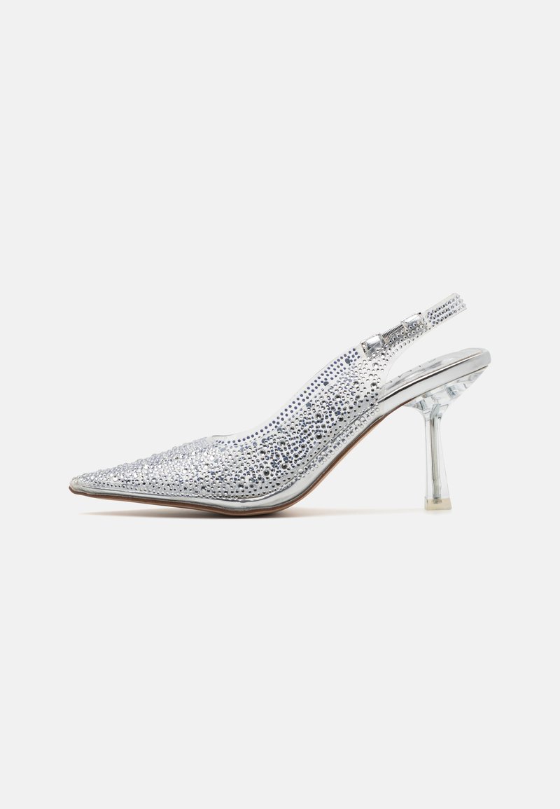 Sudraba slingback augstpapēžu kurpe ar norādītu pirkstu, pārklāta ar mirdzošiem rhinestone akmeņiem un ar caurspīdīgu papēdi. Gluda, spīdīga apdare.