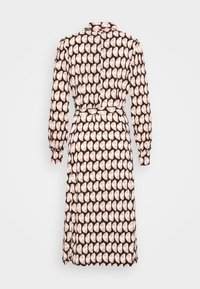 Langärmliges Kleid aus braunem Stoff mit geometrischem Muster aus hellrosa und cremefarbenen Halbbögen. Verfügt über einen Kragen und eine taillierte Taille.