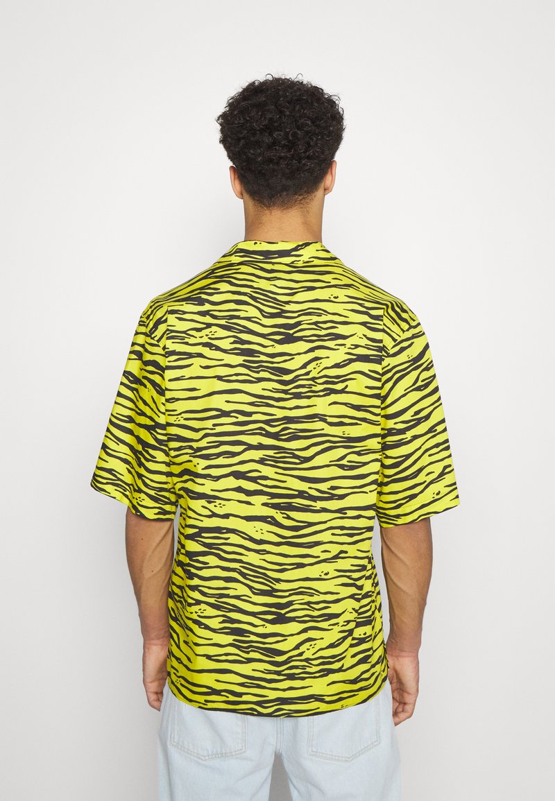Herren T-shirts & Polos | MOSCHINO SHIRT Hemd green/gelb - RF42732 Herren T-shirts & Polos | MOSCHINO SHIRT Hemd green/gelb - RF42732