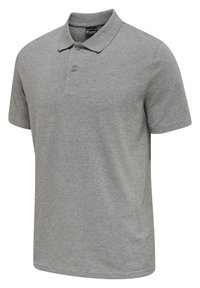 Graues Poloshirt mit kurzen Ärmeln, zwei Knöpfen an der Knopfleiste und Kragen, aus weichem Stoff, mit einem Markenetikett im Nackenbereich innen.