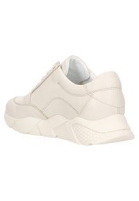 Sneaker bianco in pelle con dettagli texturizzati, dotato di una chiusura con lacci e una suola in gomma spessa. Vista laterale che evidenzia i dettagli delle cuciture.