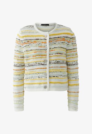 Langärmelige Strickjacke mit Rundhalsausschnitt, silbernen Knöpfen und horizontalen Streifen in Gelb, Orange, Braun und Hellblau auf weißem Hintergrund.