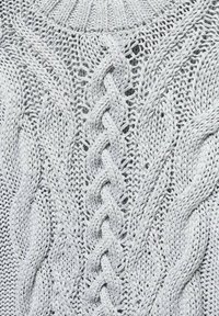Jasnoszary sweter z dzianiny, z teksturowanym wzorem w warkocze, wykończony misternie plecionymi wzorami i ściągaczem przy dekolcie.