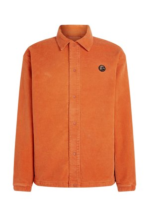 Corduroy jas in een levendig oranje, met een knoopsluiting, klassieke kraag en een ronde logo patch op de linkerborst.