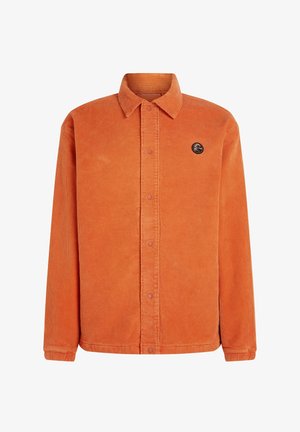 Kurtka z korduroj w intensywnym pomarańczowym kolorze, z zapięciem na guziki, klasycznym kołnierzem i okrągłą naszywką z logo na lewej piersi.