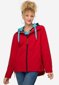 Giacca impermeabile rossa con zip frontale, cordini blu e tasche laterali. Presenta un cappuccio ed è realizzata in materiale liscio e resistente.