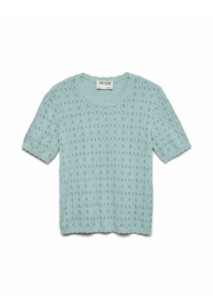 Svetlo modra kratka pletena majica s kratkimi rokavi in okroglim izrezom, z rahlo reliefnim vzorcem v obliki diamantov in nazobčanim robom. Oznaka AWARE na ovratniku.