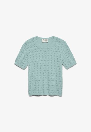 Svetlo modra kratka pletena majica s kratkimi rokavi in okroglim izrezom, z rahlo reliefnim vzorcem v obliki diamantov in nazobčanim robom. Oznaka AWARE na ovratniku.