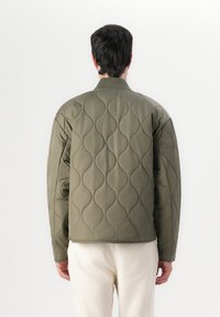 Guess Jeans QUILTED PUFFER JACKET - Jachetă subțire - olive light green