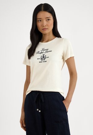 EMBROIDERED-CREST JERSEY TEE - T-shirts med print - mascarpone cream