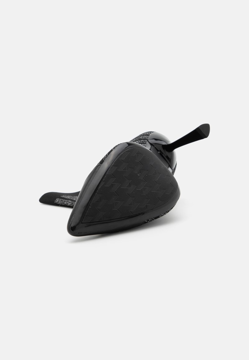 Chaussure à talons hauts noire avec une tige à motif texturé, bout pointu et semelle élégante. Présente une forme triangulaire unique et une finition lisse.