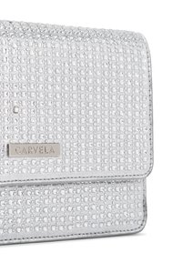 Borsa a tracolla rettangolare argentata con superficie testurizzata caratterizzata da piccoli motivi quadrati, decorata con una placchetta metallica del logo.