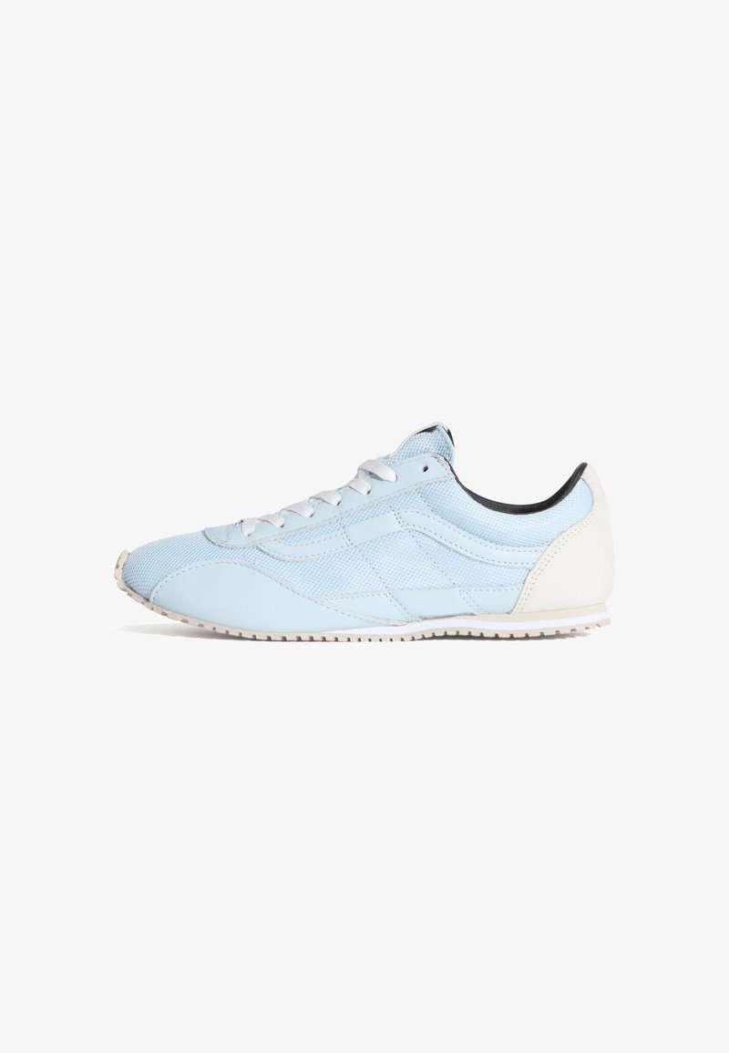 Chaussure de sport bleu clair en matière synthétique avec des accents en mesh, une semelle en caoutchouc blanche et une doublure intérieure noire contrastante.