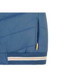 Modrá zateplená bunda se žebrovaným lemem zdobeným bílými a oranžovými pruhy, navíc se žlutou akcentační štítkou po straně.