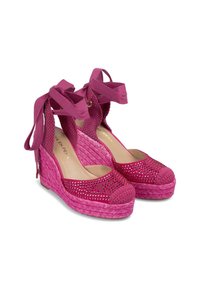 Sandalias de cuña rosa con parte superior de tela texturizada, cintas decorativas y acentos de rhinestone. La plataforma de yute tejida añade altura y agarre.