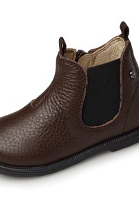 Hnědá kožená kotníková bota s texturovaným povrchem, elastickým bočním panelem, poutkem a černou gumovou podrážkou, s minimem detailů.