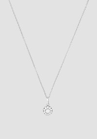 Silver kedja halsband med en rund berlock prydd med flera klara stenar, som skapar en blomliknande design med en polerad finish.