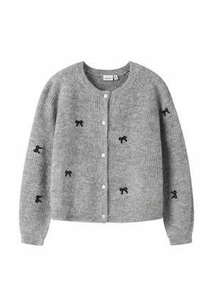 Cardigan en tricot ribbé gris avec un col rond, fermeture à boutons sur le devant et des accents de broderie en forme de nœud noir. Texture de tissu douce.