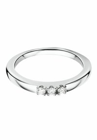 Anello d'argento con una banda liscia che presenta tre diamanti raggruppati in un design minimalista. La superficie è lucida e riflettente.