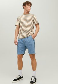 Jack & Jones JJITONY JJJOEY - Shorts di jeans - blue denim