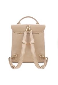 Beżowy skórzany plecak z regulowanymi paskami, złotymi akcentami i klapą. Posiada kieszeń na zamek z tyłu.