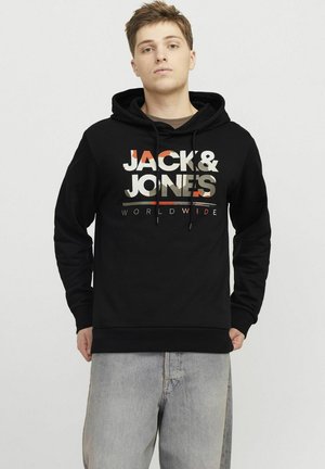 Felpa nera con cappuccio e la scritta "JACK & JONES" stampata in lettere multicolori. Presenta una tasca a marsupio e polsini e orlo a costine.