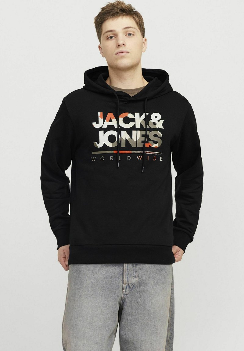 Melnā kapuces džemperis ar "JACK & JONES" uzrakstu daudzkrāsainās burtos. Iespējota kenguru kabata un ribotas piedurknes un apakša.