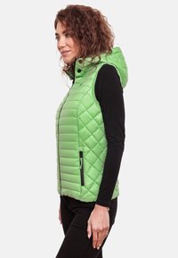 Grüne gesteppte Pufferweste mit Kapuze. Verfügt über einen durchgehenden Reißverschluss an der Vorderseite und schwarze Reißverschlusstaschen an den Seiten. Glattes, glänzendes Material mit leichtem Design.