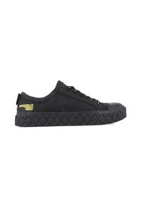 Sneakers neri in tela con suola in gomma testurizzata, punta rotonda e sei asole per i lacci. Presentano una piccola etichetta gialla sul tallone.