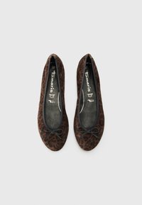 Bailarinas en tela de estampado de leopardo marrón con un lazo negro en la punta. Forma redondeada y forro interior suave. Talla 37.