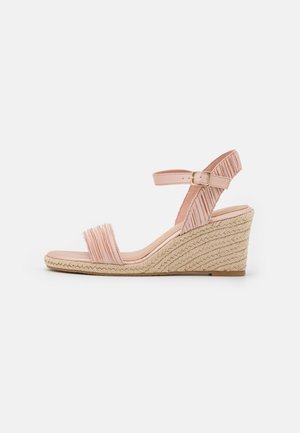 Różowe sandały na koturnie z frędzlami, z teksturowanym jucowym obcasem i regulowanym paskiem na kostce z złotą klamrą.