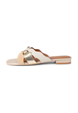 Flache Sandale mit drei wellenförmigen Riemen in Beige, Gold und Creme, mit niedrigem Blockabsatz und offenem Zehendesign.