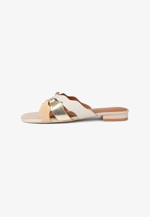 Flache Sandale mit drei wellenförmigen Riemen in Beige, Gold und Creme, mit niedrigem Blockabsatz und offenem Zehendesign.